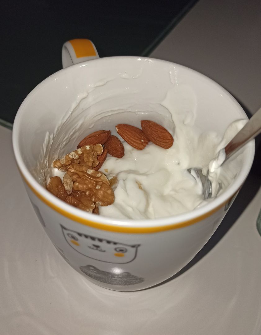 Yogur proteico, plátano y frutos secos