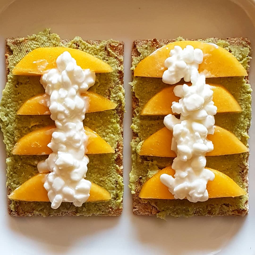 Tostadas de guacamole de edamames, melocotón y queso cottage.