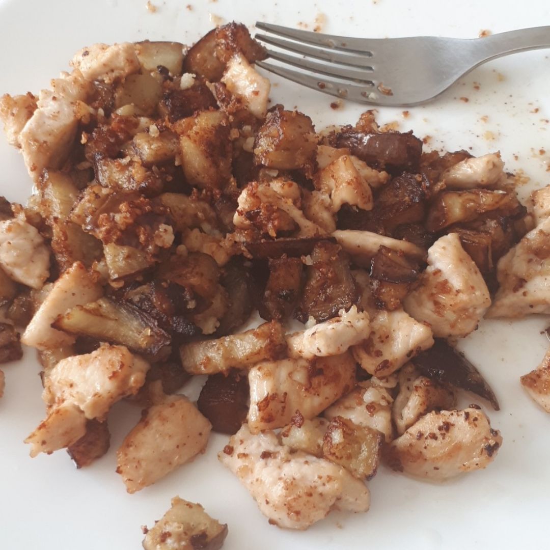 Arroz de coliflor con pollo y berenjena