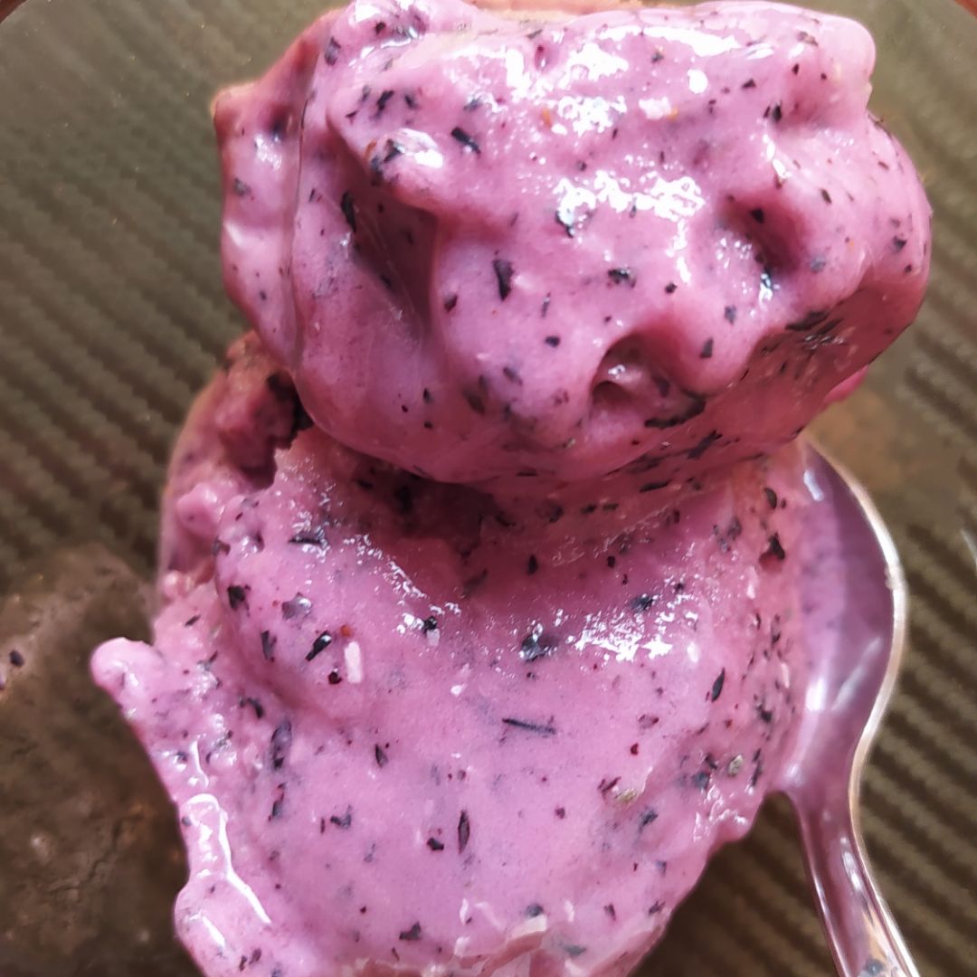 Helado de arándanos, coco y chia