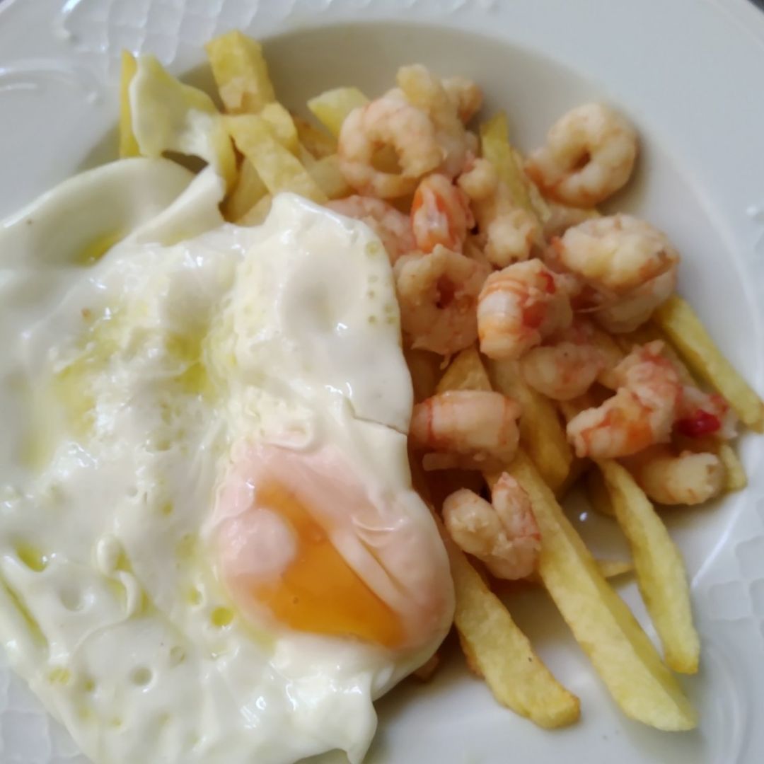 Gambas al ajillo con patatas y huevo Gambas al ajillo con patatas y huevo