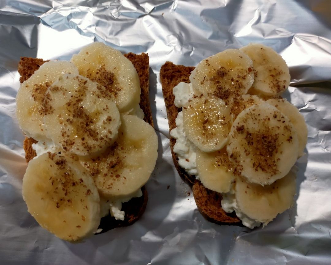Tostadas con queso y plátano