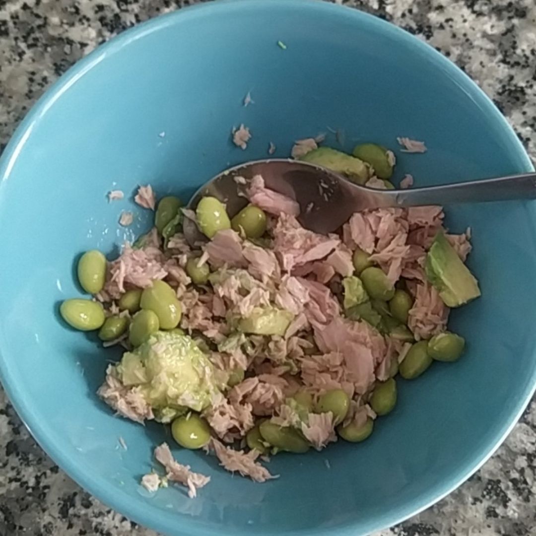 Aguacate, atún y habas de soja