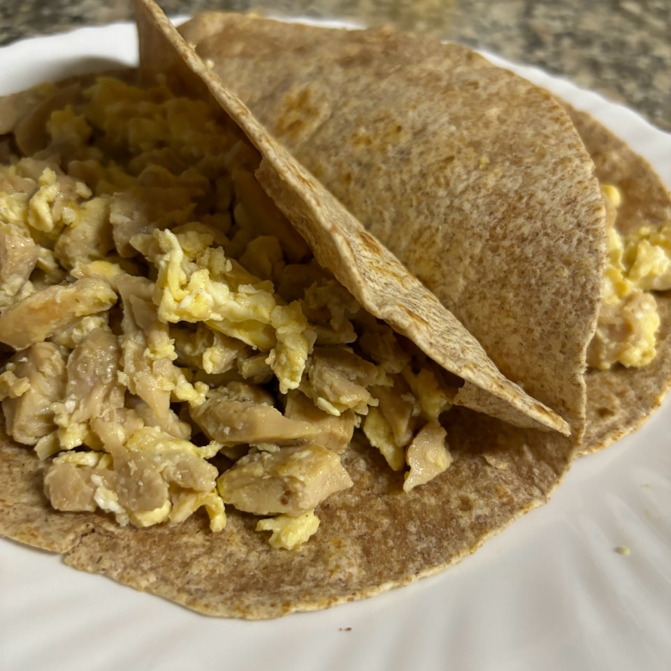 Fajitas con pollo y huevo