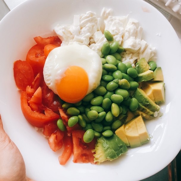 Ensalada de arroz, edamame, aguacate, tomate, queso y huevo