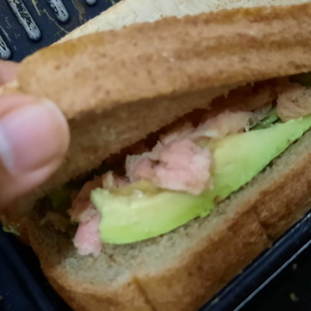 Sándwich aguacate y atún 