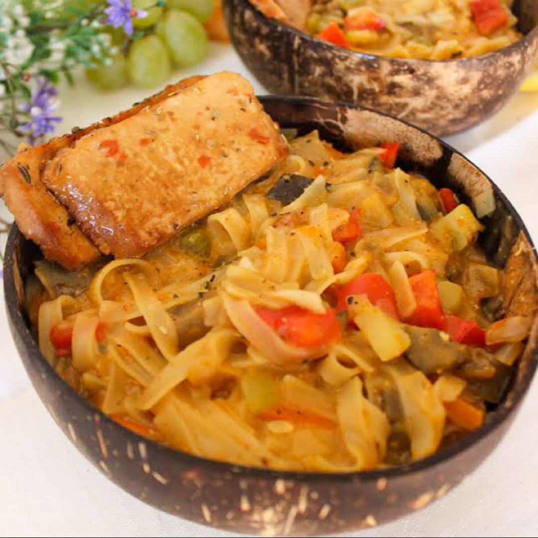 Noodles al curry con verduras y tofu