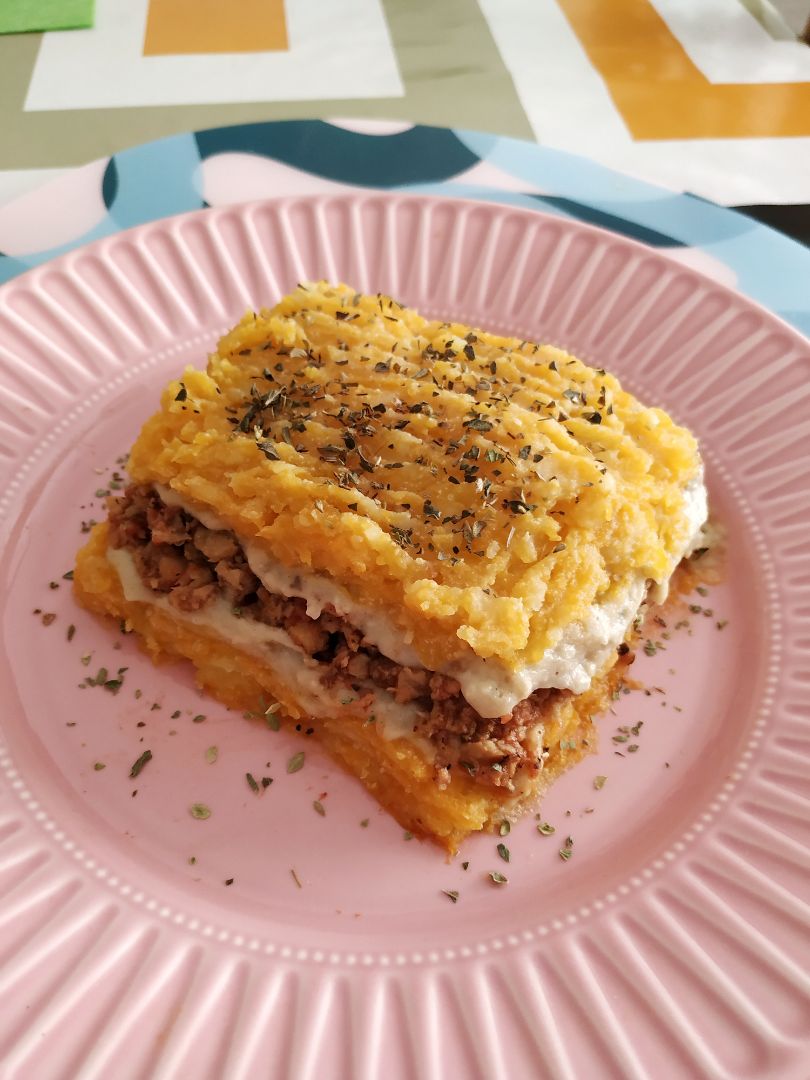 Lasaña de calabaza y patata, rellena de soja texturizada y bechamel de avena