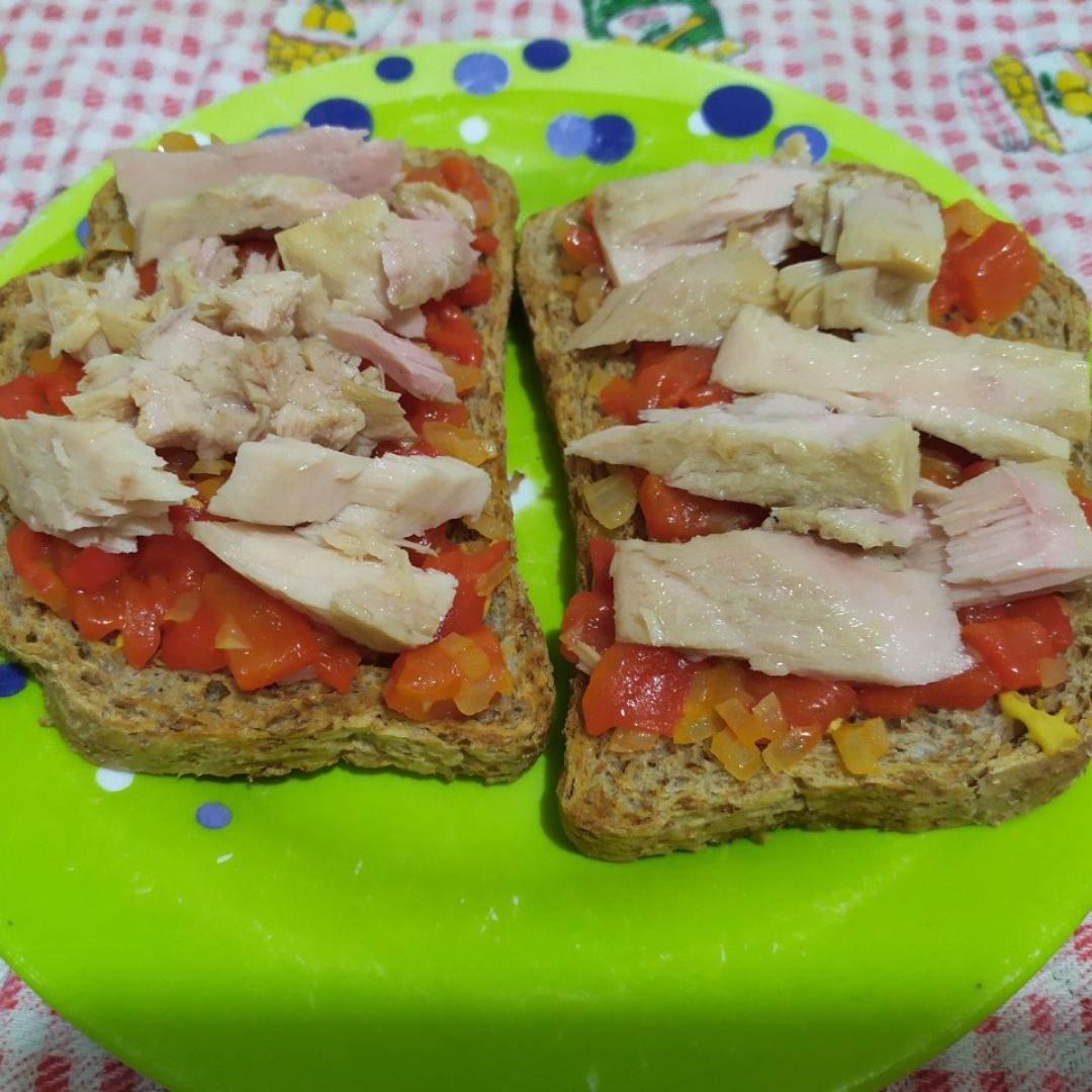 Tosta de ventresca al piquillo Tosta de ventresca al piquillo