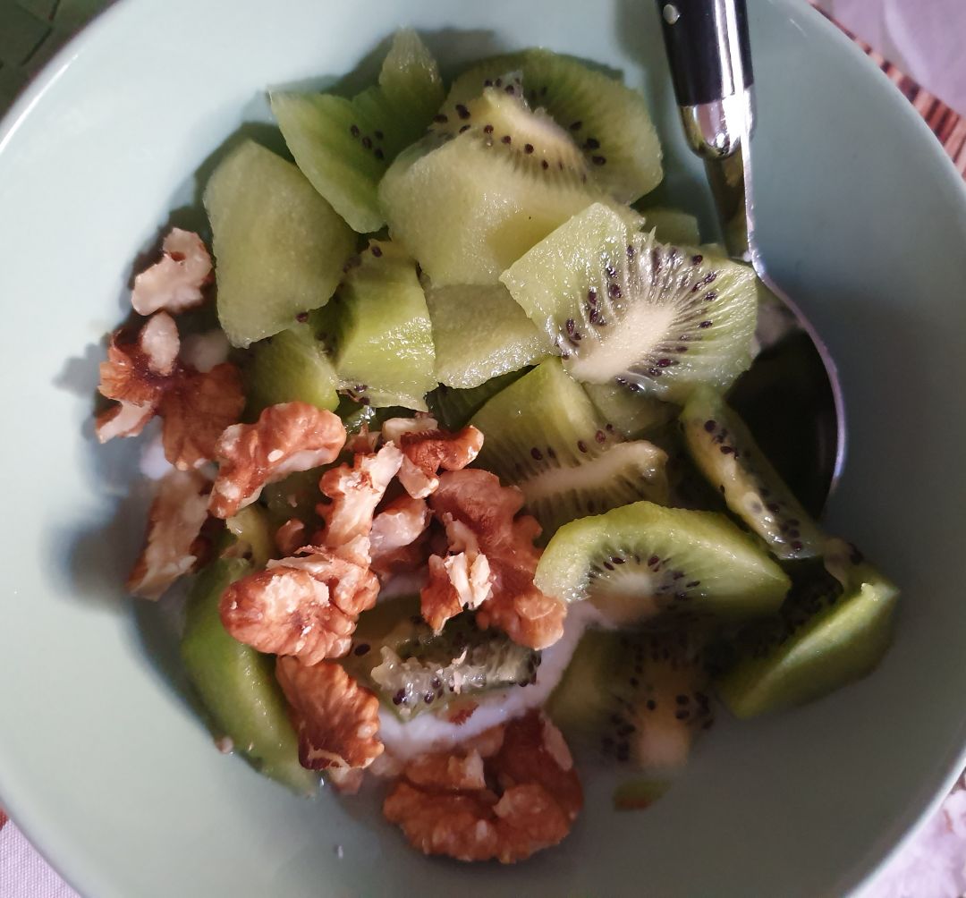 Yogur natural con kiwi y nueces 