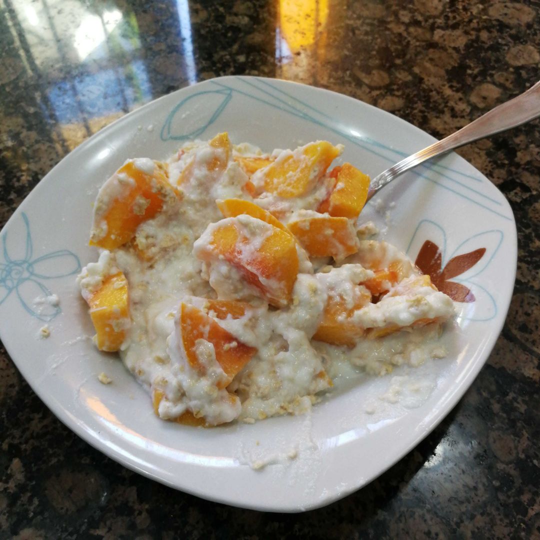 Melocotón con yogur y copos de avena Melocotón con yogur y copos de avena