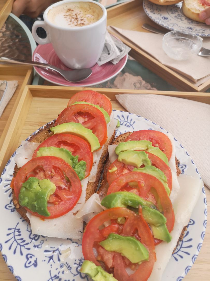 Tostada con aguacate, queso y tomate 