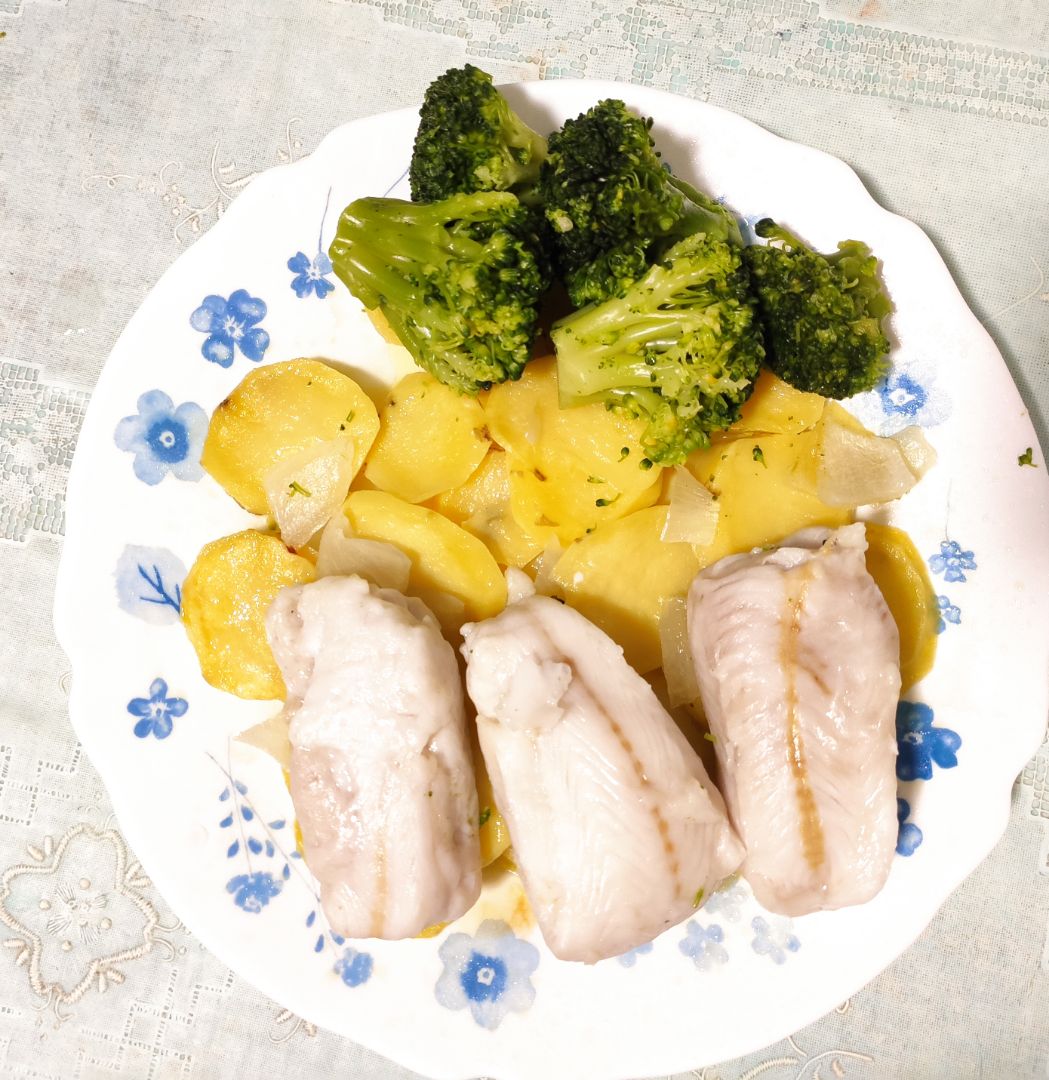 Merluza con patatas y brocoli