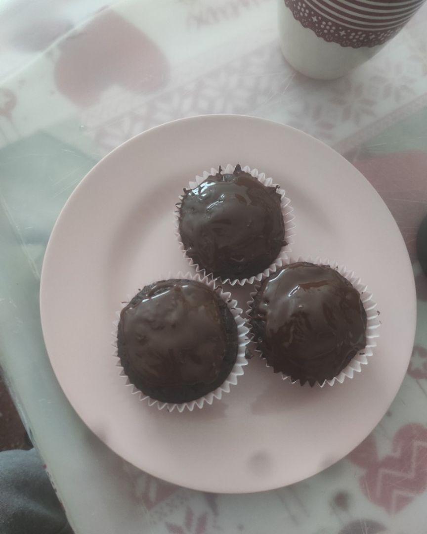 CUPCAKES DE CHOCOLATE Y UN TOQUE A COCO CUPCAKES DE CHOCOLATE Y UN TOQUE A COCO