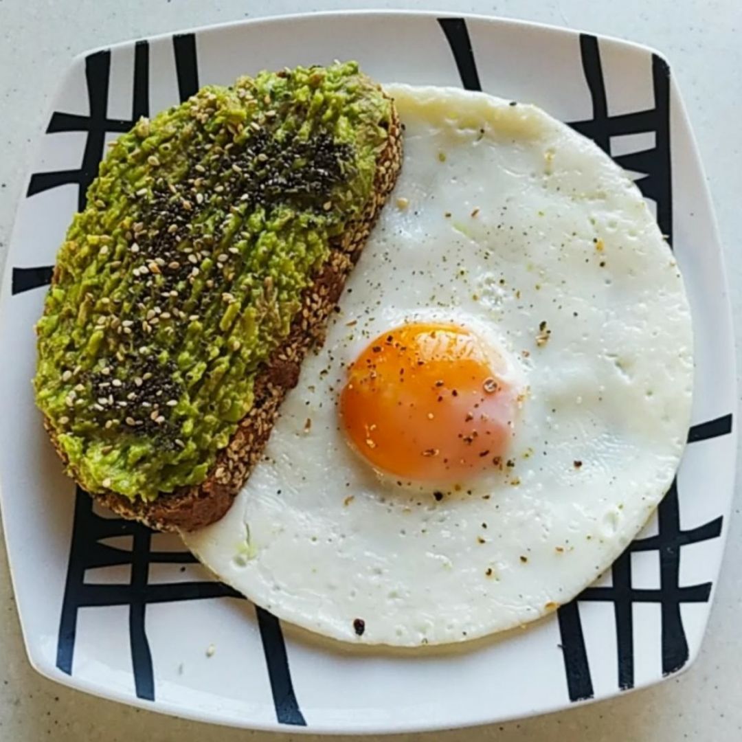 Huevo a la plancha y tostada de atún con aguacate Huevo a la plancha y tostada de atún con aguacate