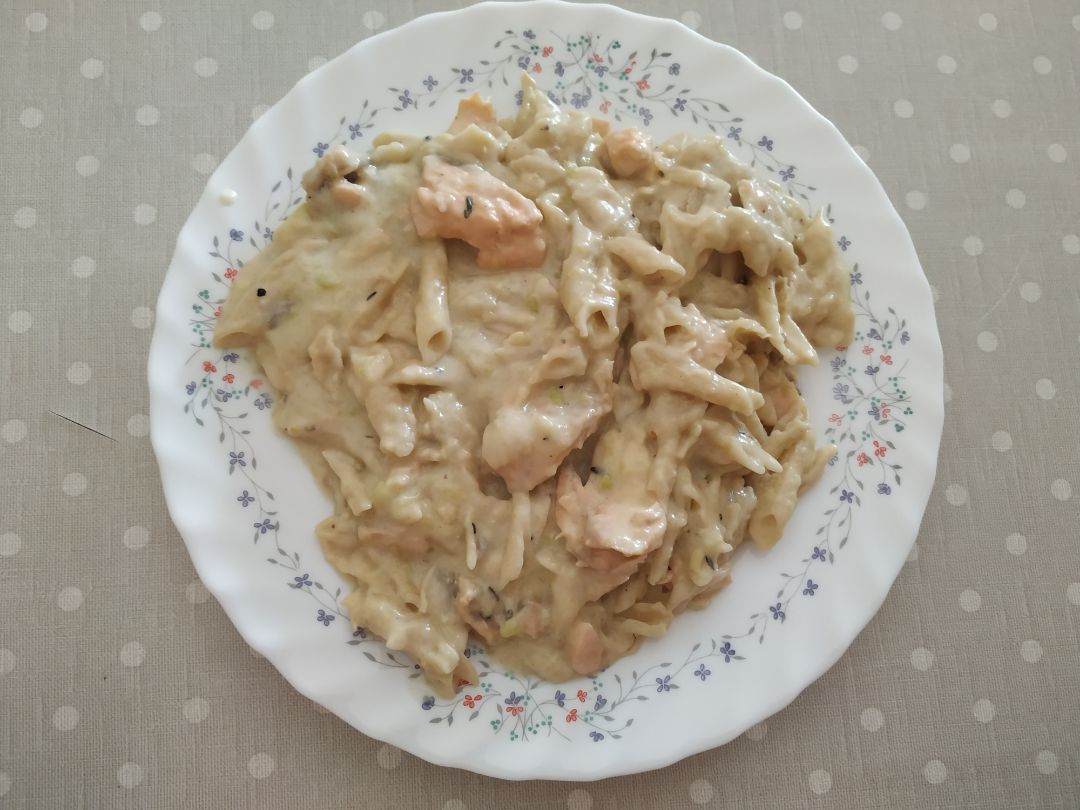Macarrones con salsa de salmón y calabacín Macarrones con salsa de salmón y calabacín