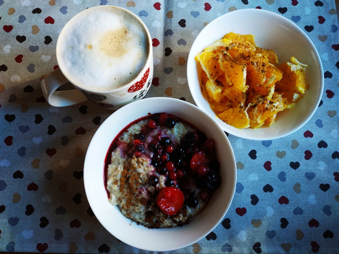 Gachas de avena con claras huevo y frutos rojos junto con un buen café ☕ espumoso y naranja troceada con canela Gachas de avena con claras huevo y frutos rojos junto con un buen café ☕ espumoso y naranja troceada con canela