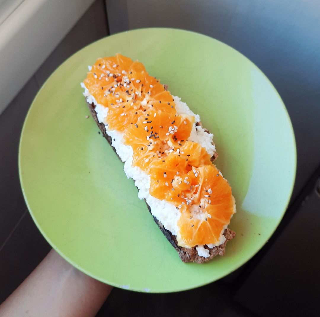 Tostada con queso y naranja