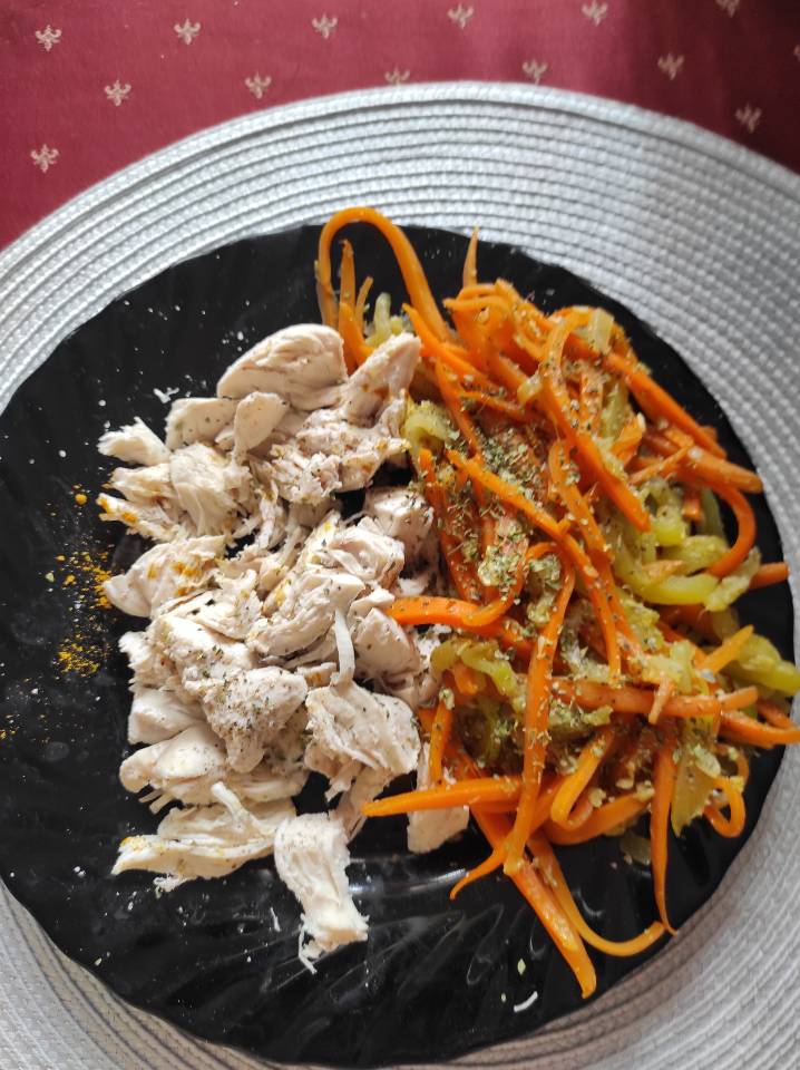 Calabacín y zanahorias con pollo hervido. Calabacín y zanahorias con pollo hervido.