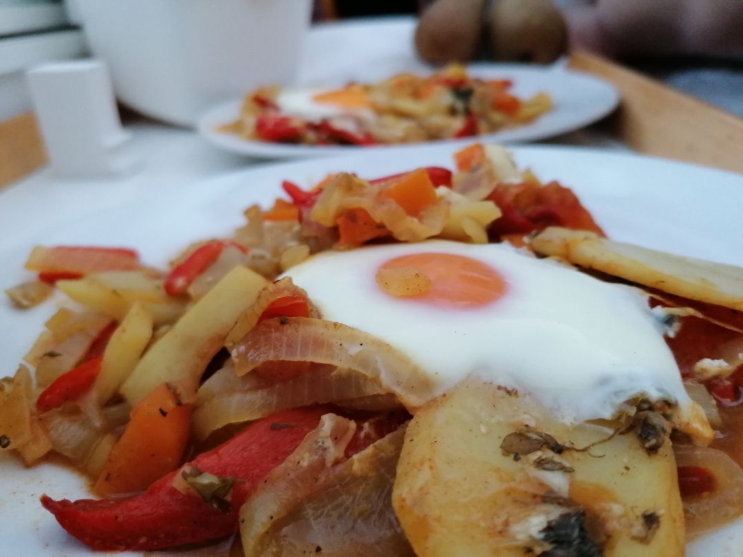 Papas con verduras y huevo