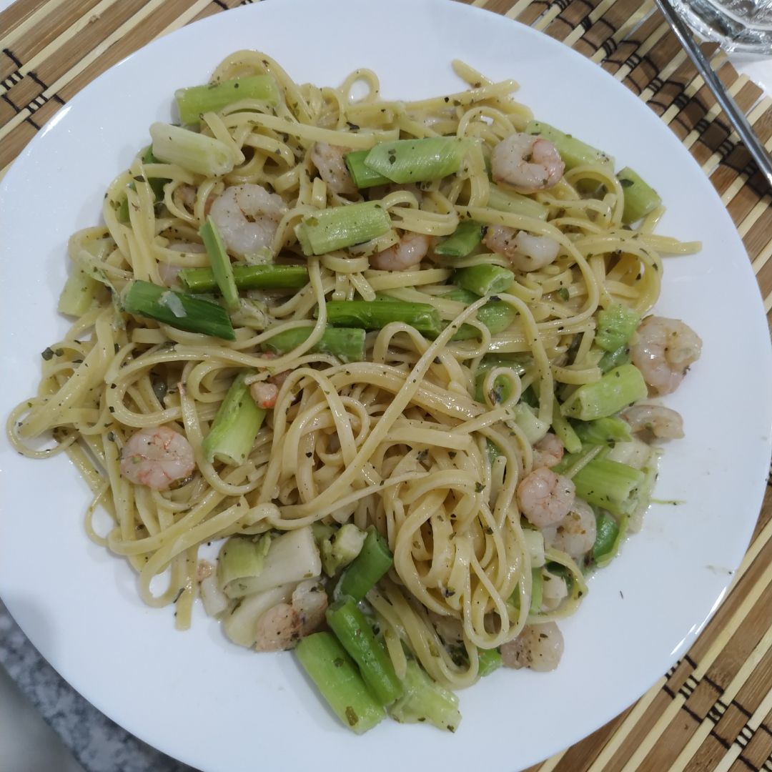 Tallarines Carbonara con gambas y brotes tiernos Tallarines Carbonara con gambas y brotes tiernos