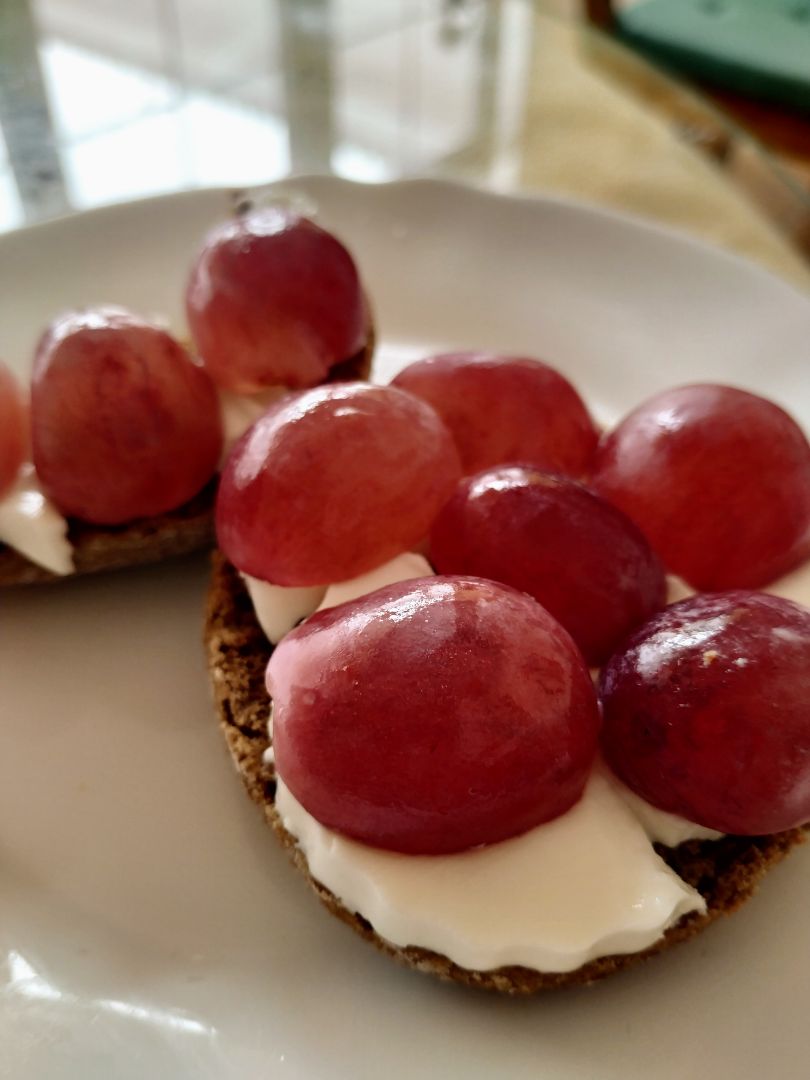 Tostadas con queso y uvas 🍇