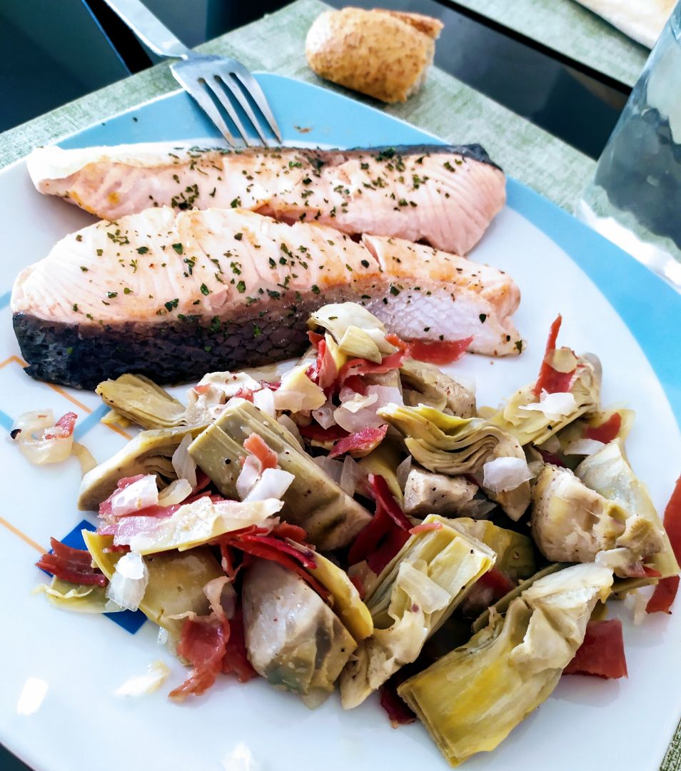 Salmón con alcachofas