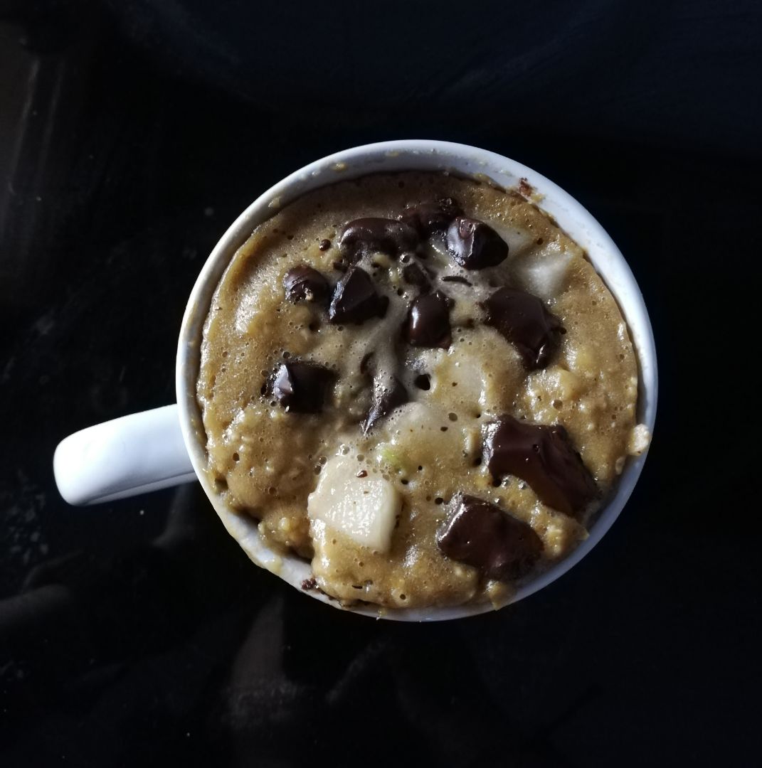 Mugcake proteico de plátano y pera