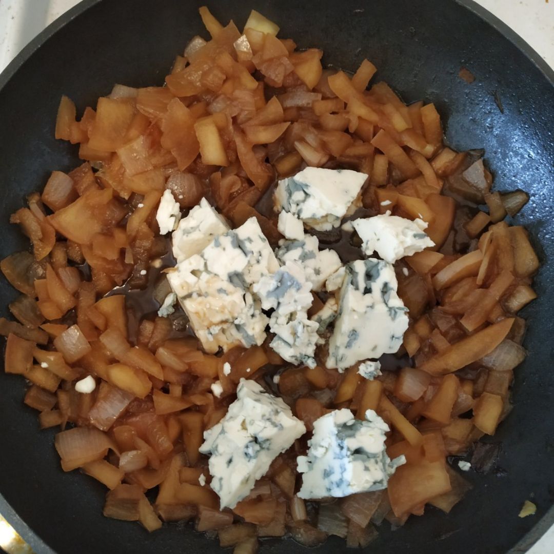 Caramelizado de Cebolla y Manzana con Queso Azul Paso 2 Caramelizado de Cebolla y Manzana con Queso Azul Paso 2