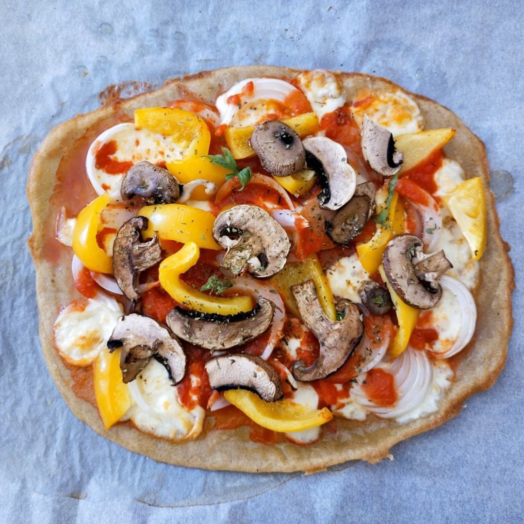 Pizza de verduritas con base de quinoa 🍕🍅 Pizza de verduritas con base de quinoa 🍕🍅