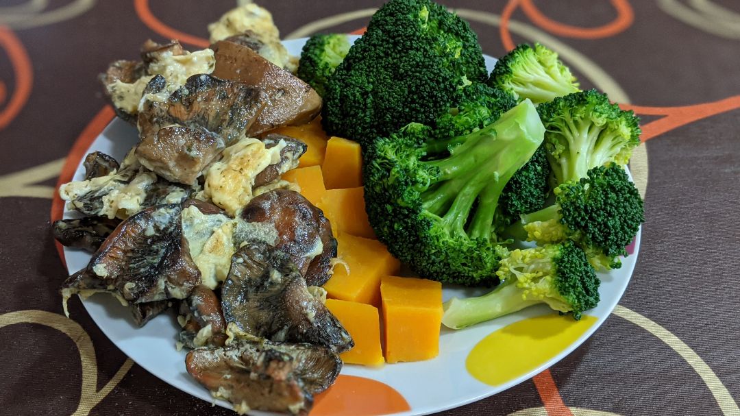 Revuelto de rovellons (Níscalos) con brócoli y calabaza Revuelto de rovellons (Níscalos) con brócoli y calabaza