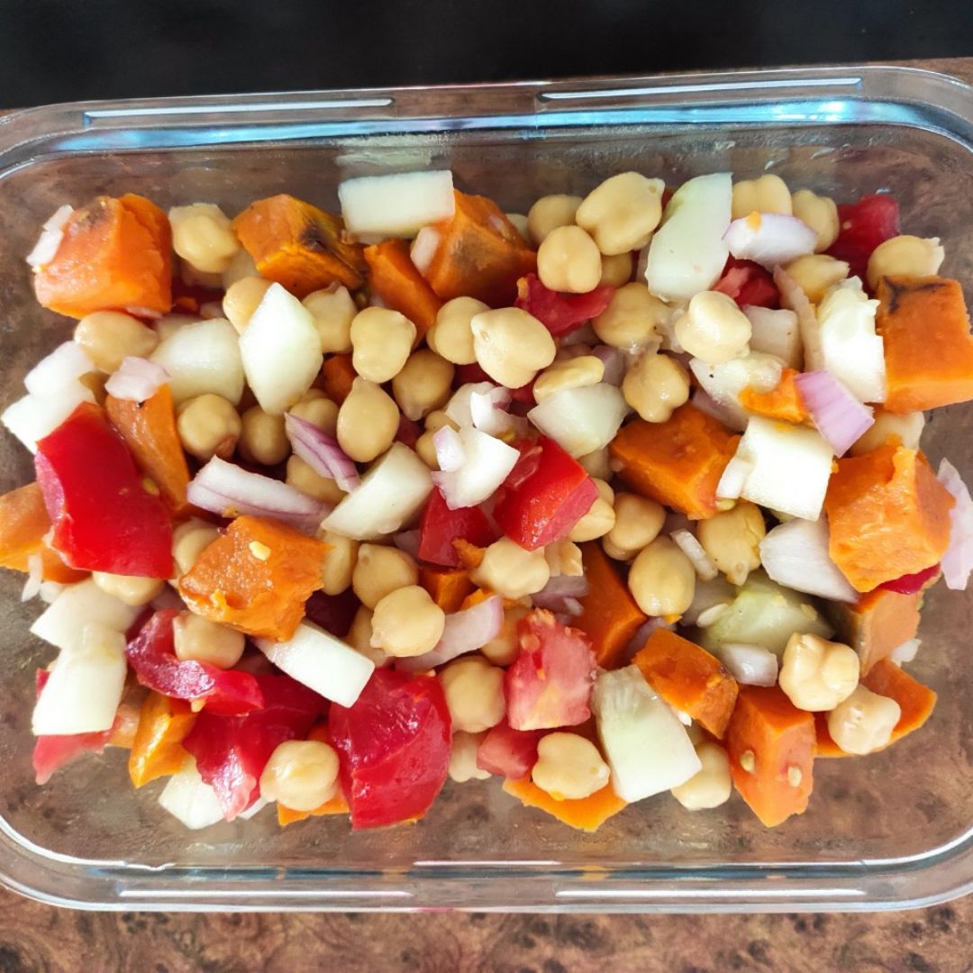 Ensalada de garbanzos, tomate y boniato asado Ensalada de garbanzos, tomate y boniato asado
