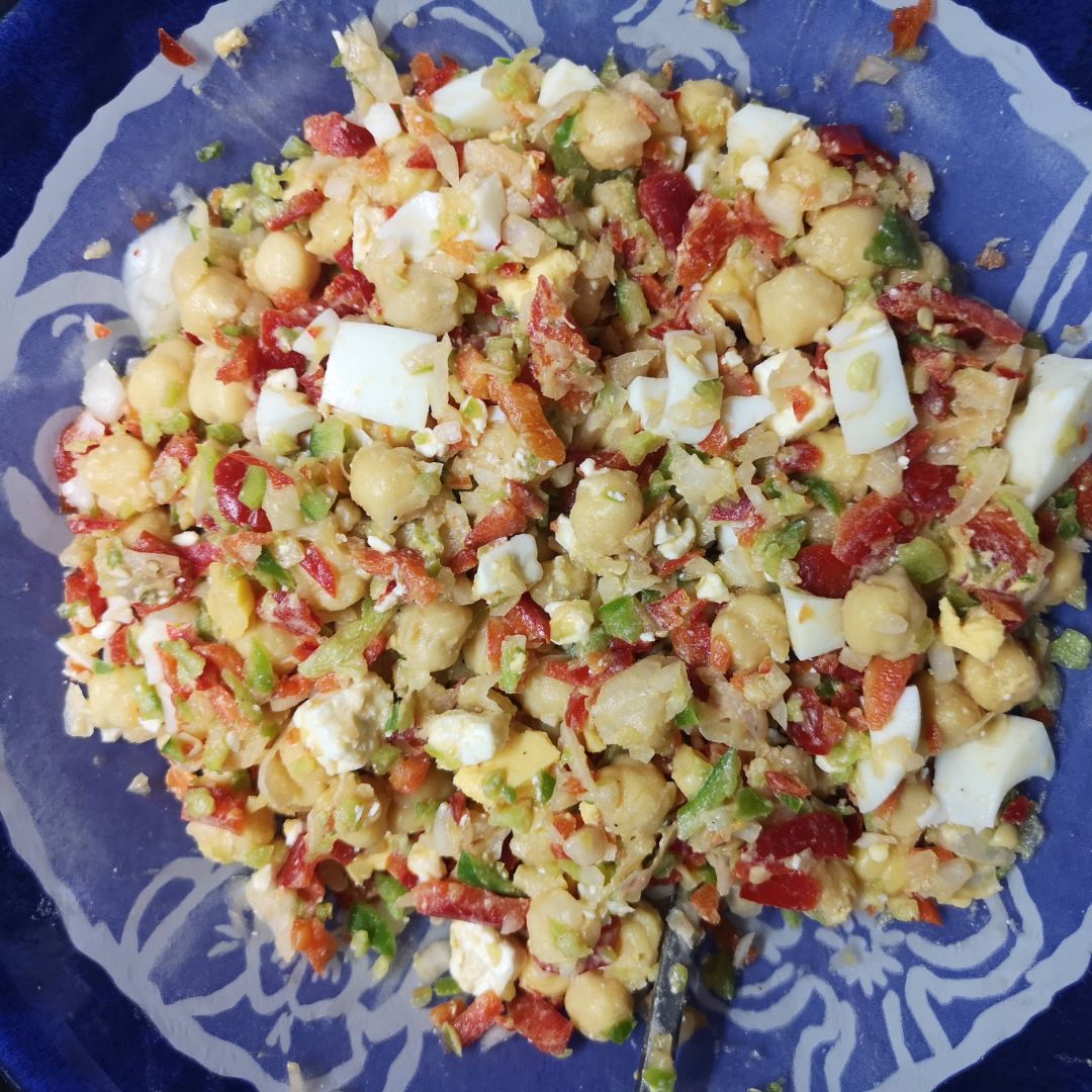 Ensalada de garbanzos con queso y huevo Ensalada de garbanzos con queso y huevo