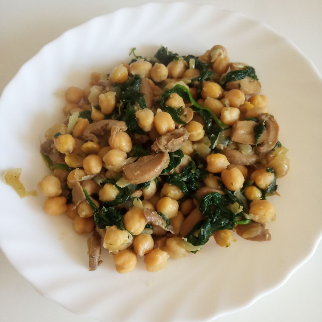 Garbanzos con espinacas y champiñones Garbanzos con espinacas y champiñones