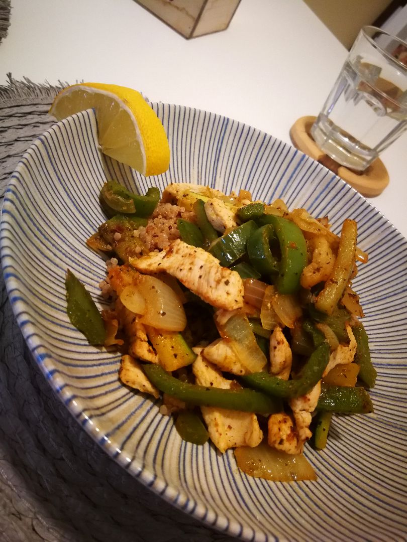 Quinoa oriental con pollo y verduras Quinoa oriental con pollo y verduras