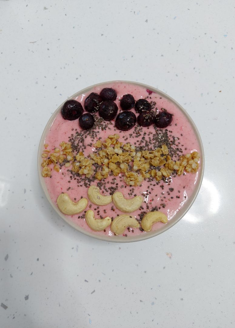 Smoothie bowl de fresa y plátano Smoothie bowl de fresa y plátano