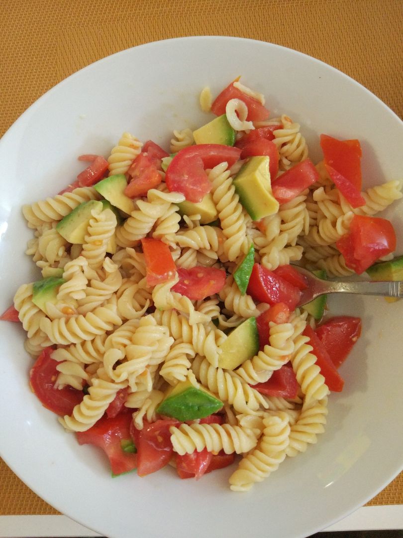 Pasta de garbanzos con tomate y aguacate