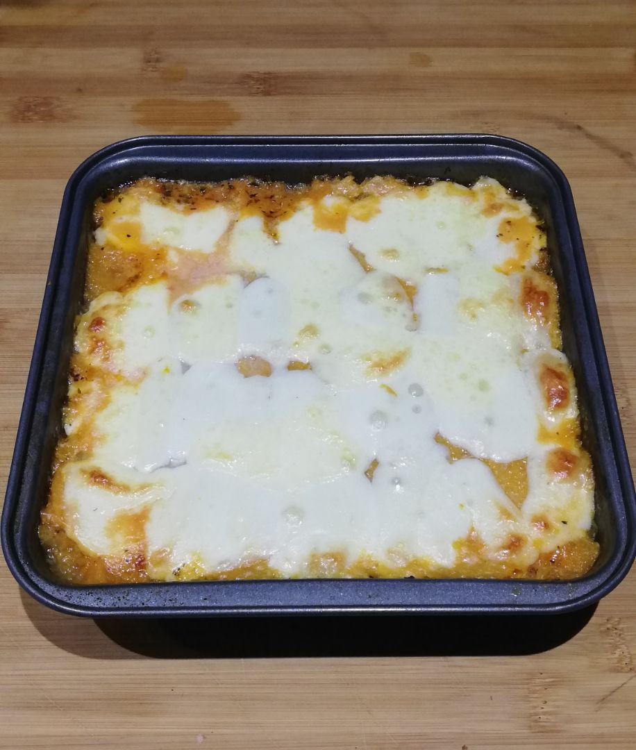 Pastel de calabaza, carne picada a la boloñesa y mozarella. Pastel de calabaza, carne picada a la boloñesa y mozarella.