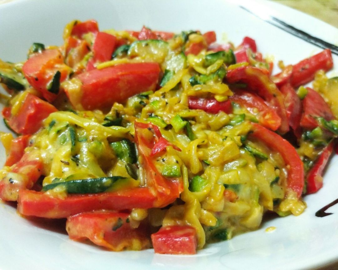 Espaguetis de calabacín con humus Espaguetis de calabacín con humus