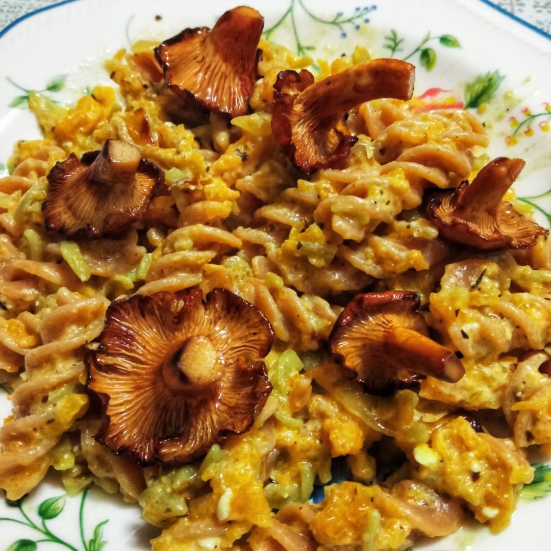 Pasta con salsa de calabaza y queso feta con picornells Pasta con salsa de calabaza y queso feta con picornells