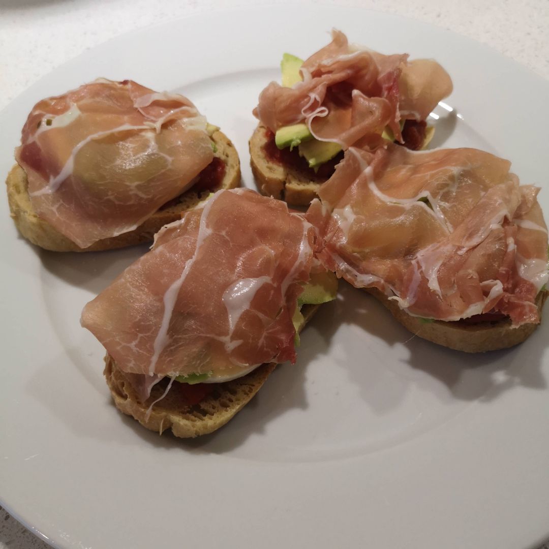 Tostas de jamón, aguacate y mozzarella Tostas de jamón, aguacate y mozzarella