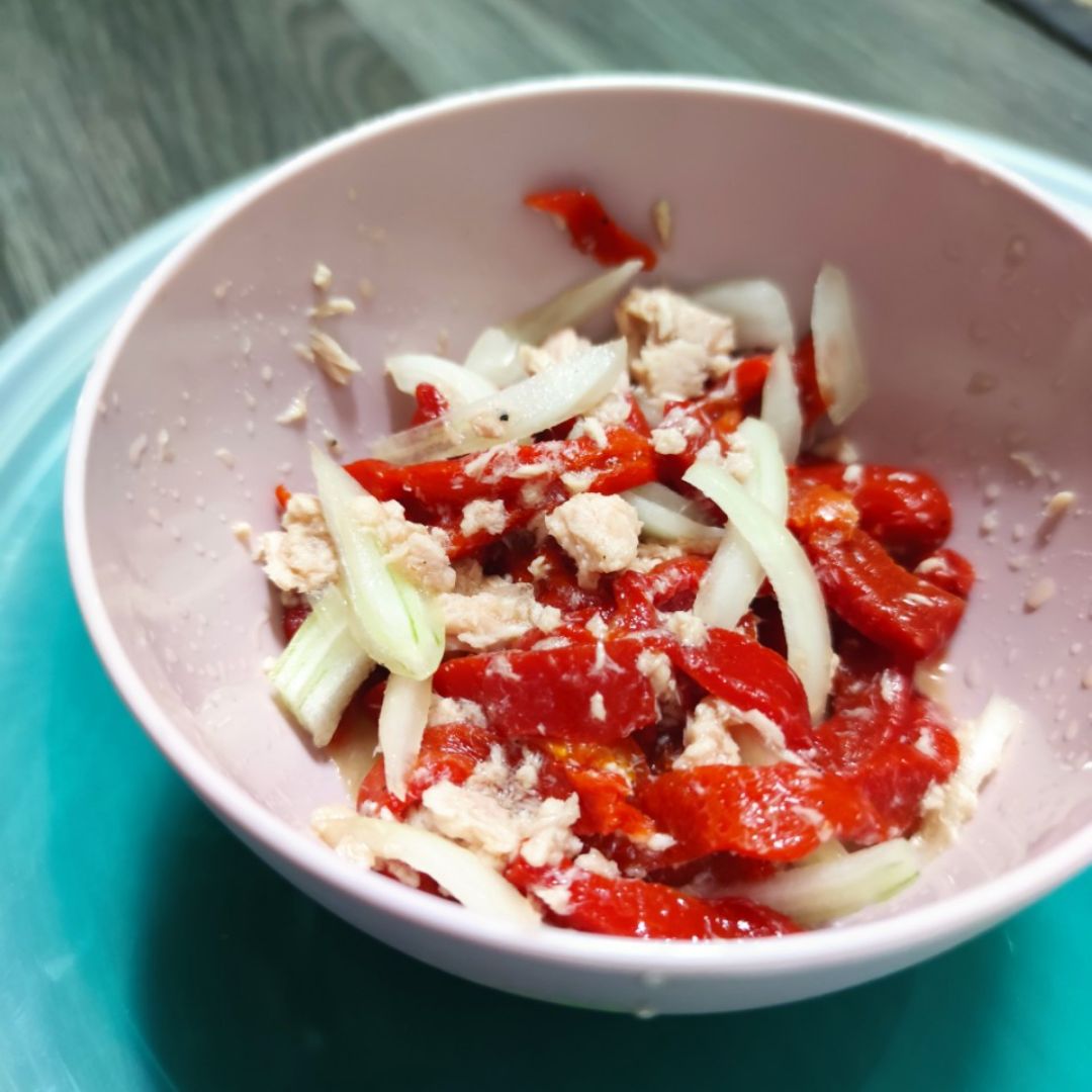Bol de pimientos y atún con cebolla Bol de pimientos y atún con cebolla