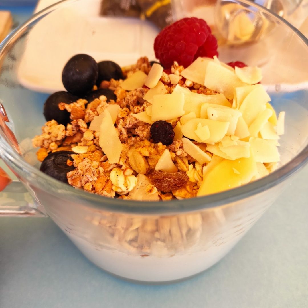 Bol de yogur con açai, granola y coco Bol de yogur con açai, granola y coco