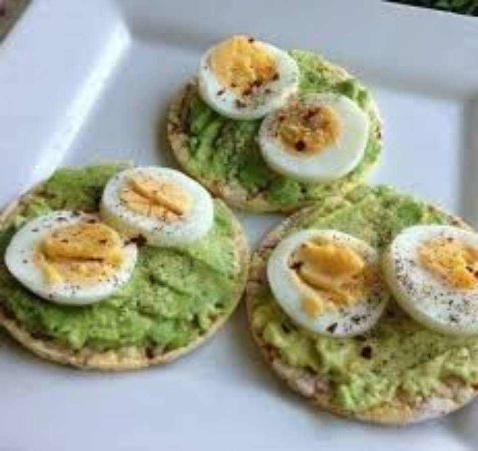 Galleta de arroz aguacate y huevo