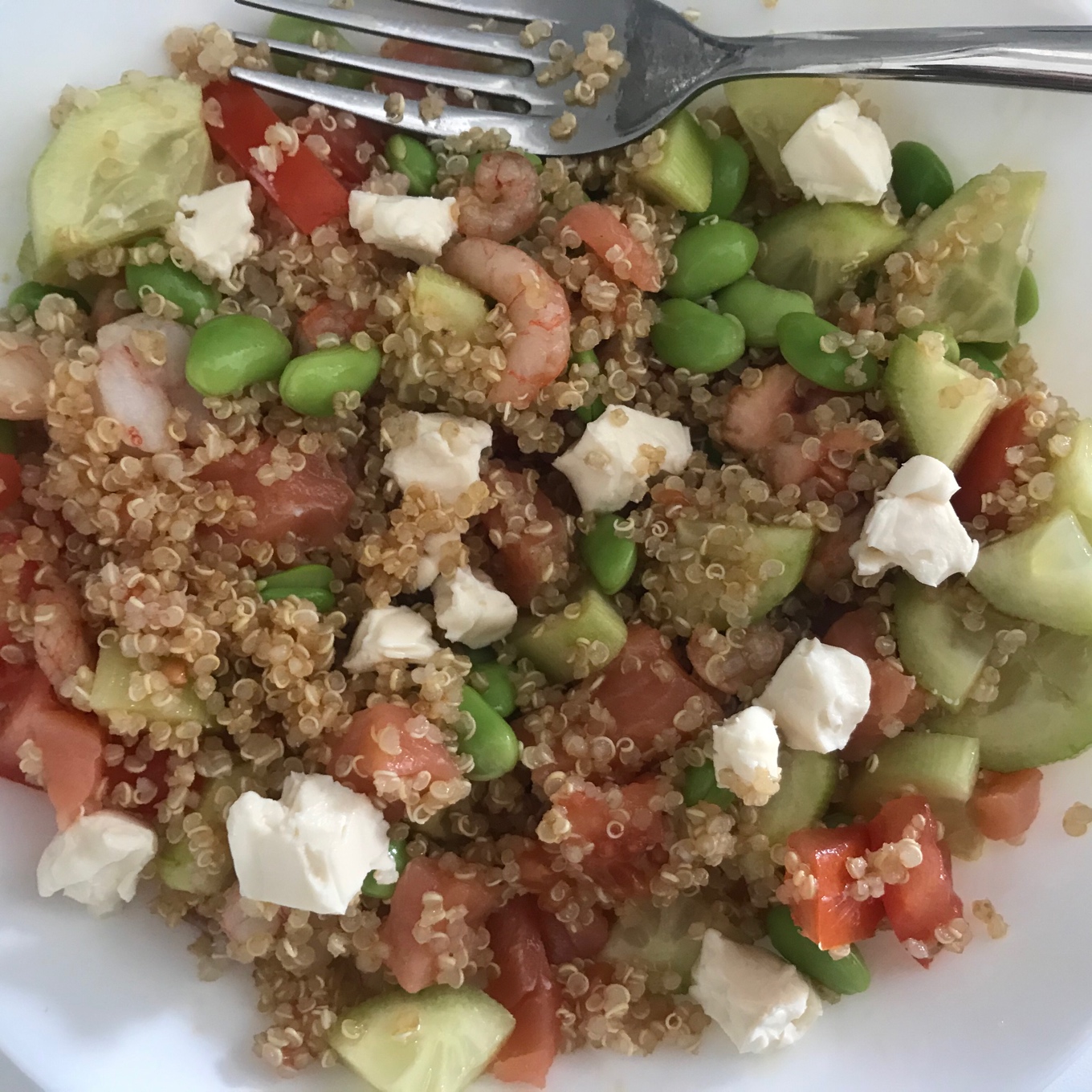 Poke de quinoa, salmon y gambas