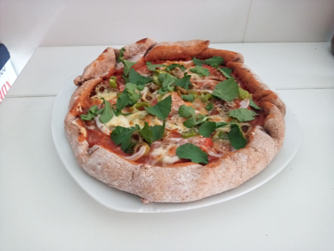 Pizza con masa integral casera Pizza con masa integral casera