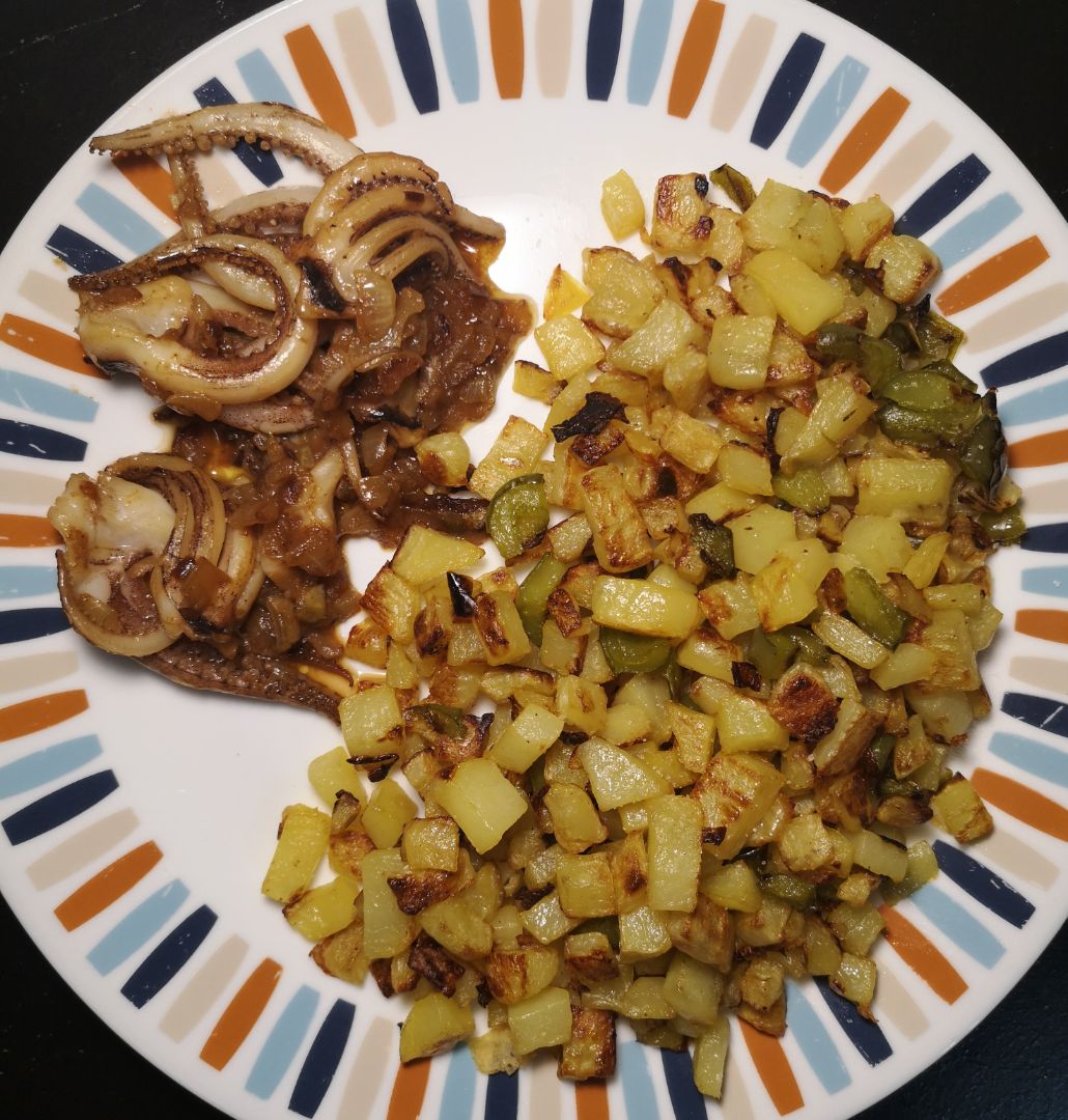 Calamares encebollados con patatas al horno Calamares encebollados con patatas al horno