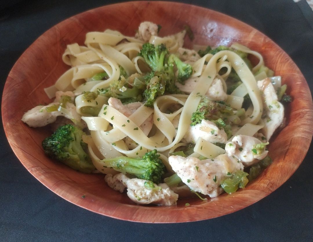 Tagliatelle con pollo y brócoli Tagliatelle con pollo y brócoli