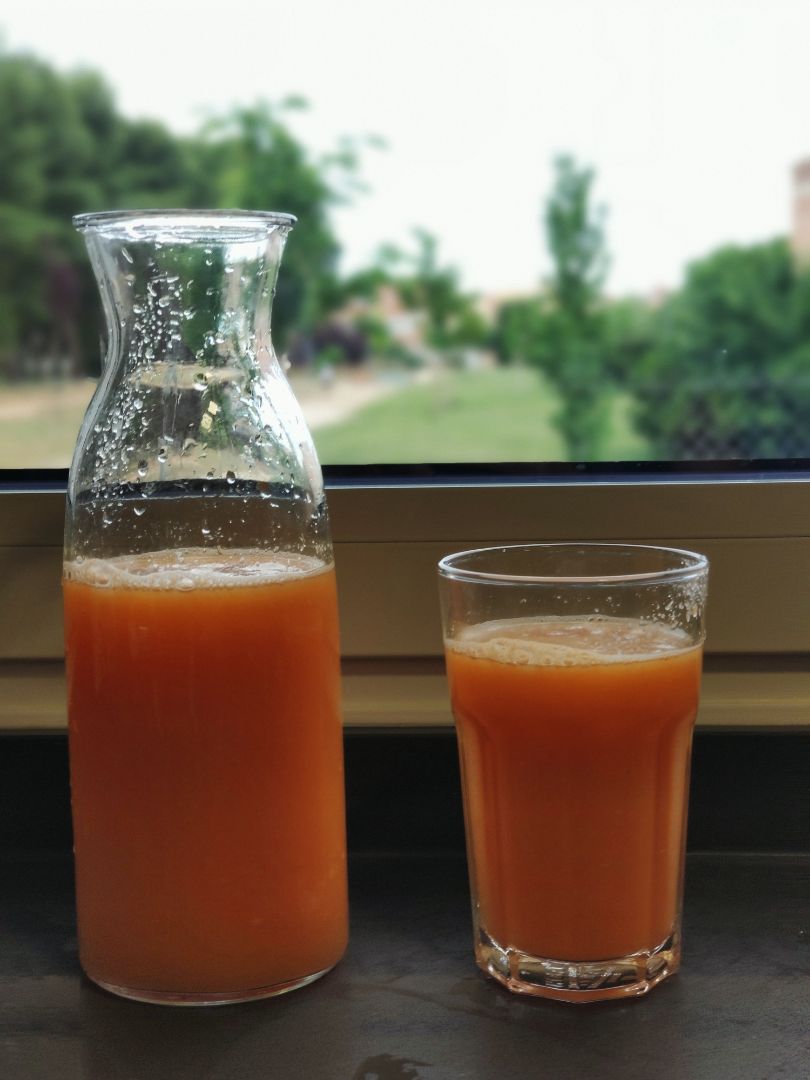 Zumo de manzana, zanahoria y limón triturado en thermomix con agua fresquita. 