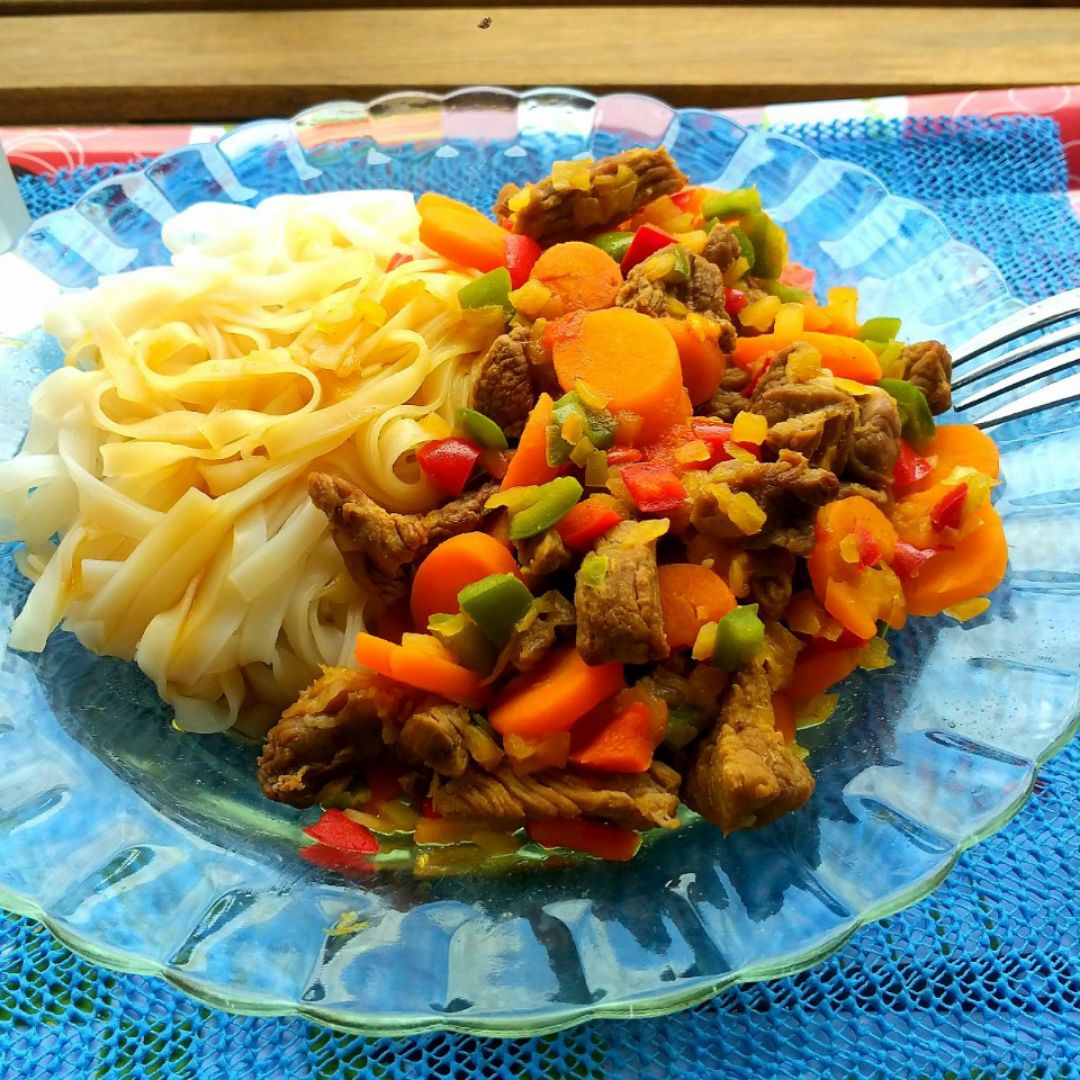 Noodles de arroz con ternera y verduras Noodles de arroz con ternera y verduras